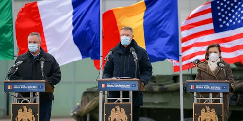 Klaus Iohannis si ministrul francez al Aparatii in vizita la baza aeriana Mihail Kogalniceanu FOTO presidency
