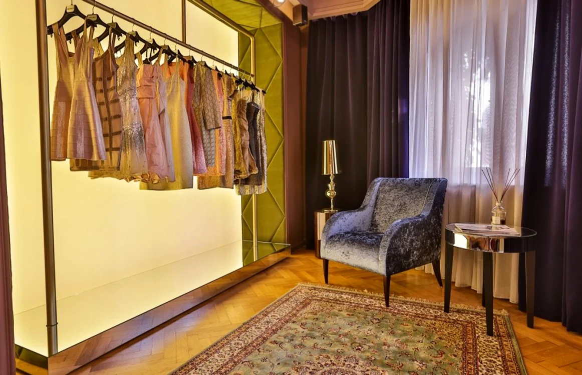Dressbox are un showroom unde poţi proba rochiile.