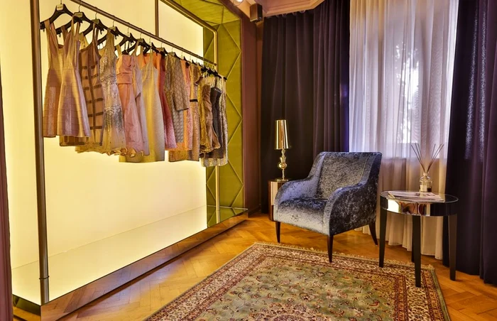 Dressbox are un showroom unde poţi proba rochiile.