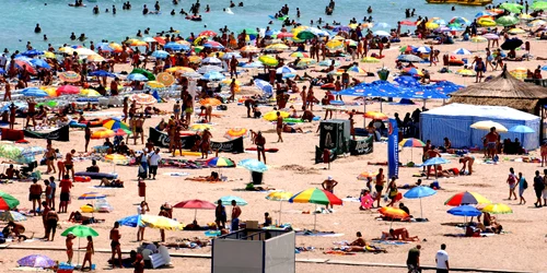 turisti pe litoral jpeg