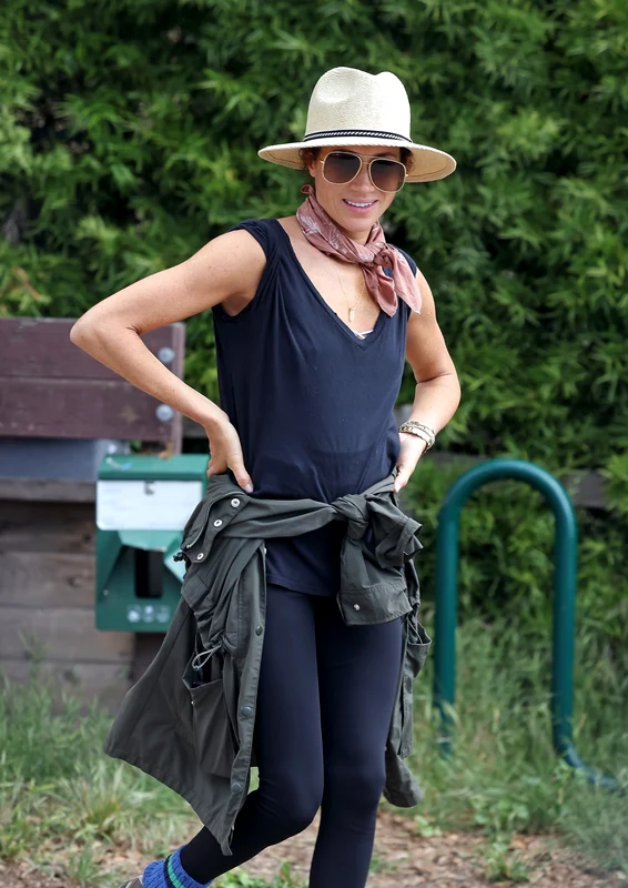 Meghan Markle, în drumeție, cu un gadget ascuns sub bluză