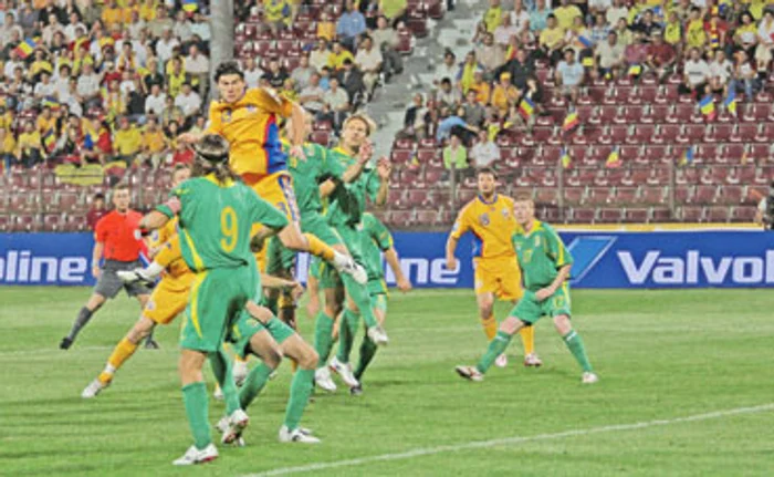 
    Săpunaru nu a reuşit să depăşească în 2008 apărarea lituanienilor decât la săritura în înălţimeFoto: Click!   