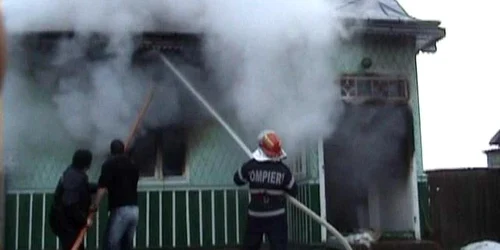 Pompierii au intervenit în stingerea incendiului. Foto arhivă