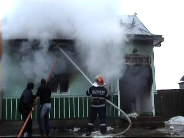Pompierii au intervenit în stingerea incendiului. Foto arhivă