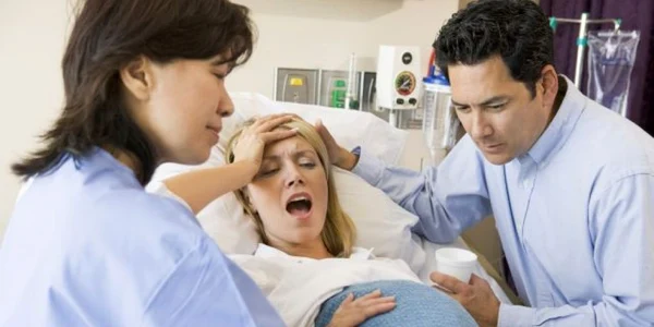 Medicii pun lungimea travaliului pe seama anesteziei epidurale şi pe vârsta înaintată a mamelor