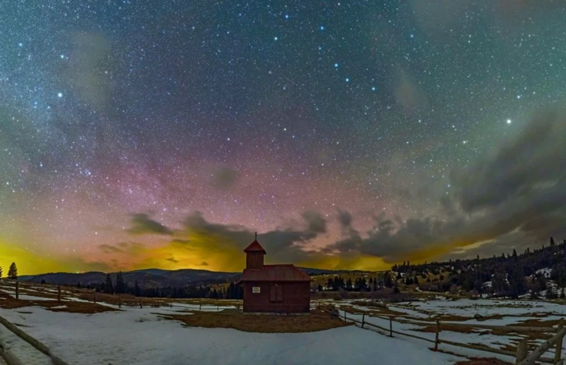 Aurora boreală în Harghita FOTO facebook.com/attila.munzlinger