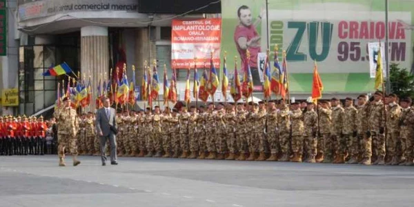 Peste 1000 de militari au fost prezenţi la ceremonialul organizat în centrul Craiovei 