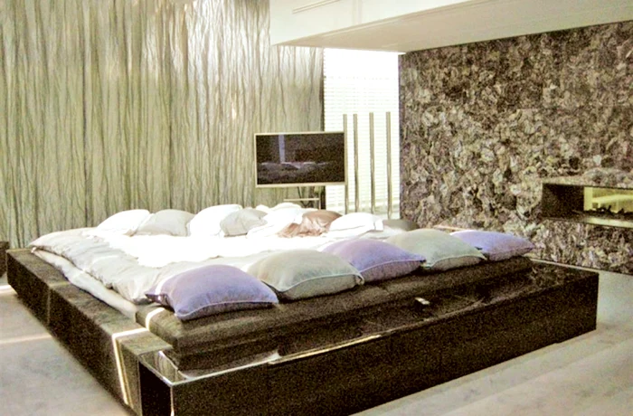 Patul are  16 metri pătraţi