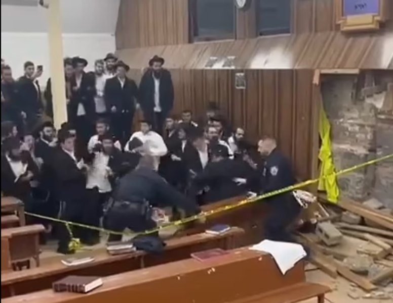 O revoltă sălbatică a izbucnit într-o sinagogă din New York din cauza unui tunel secret, săpat de evreii ortodocși VIDEO