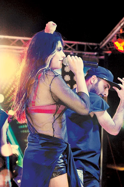 Cântăreaţa gravidă în patru luni n-a renunţat la ţinutele sexy pe care le poartă la concerte