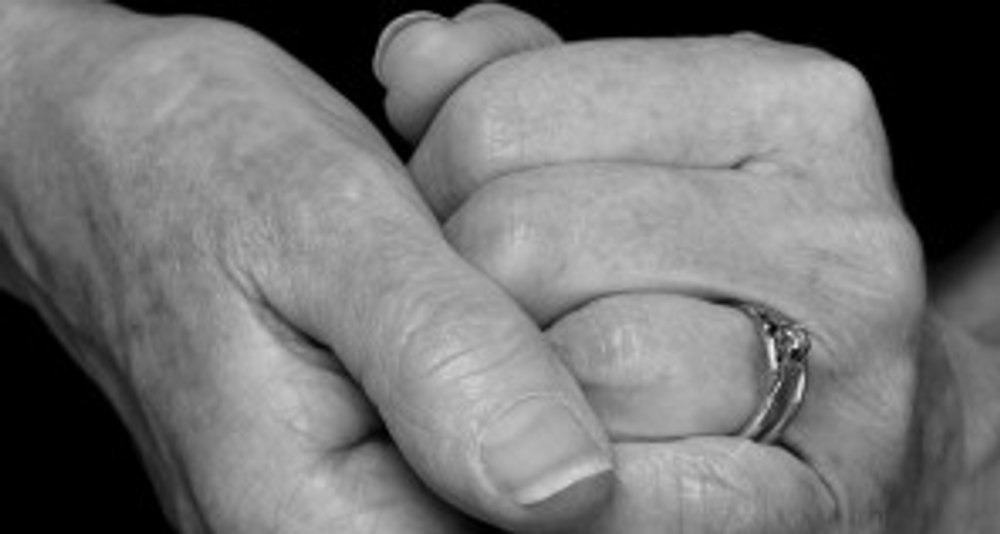 Soț și soție la vârsta a treia, „răfuială” cu palmele și cu bastoanele de susținere. Poliția a fost alertată prin 112