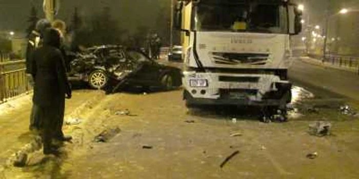 Mașina a fost strivită între autotractor și balustrada podului