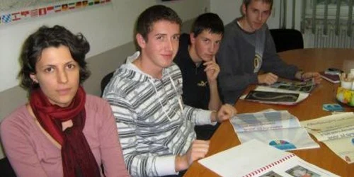 Echipele îşi vor prezentea "afacerile", iar juriul va decide care e cea mai convingătoare idee