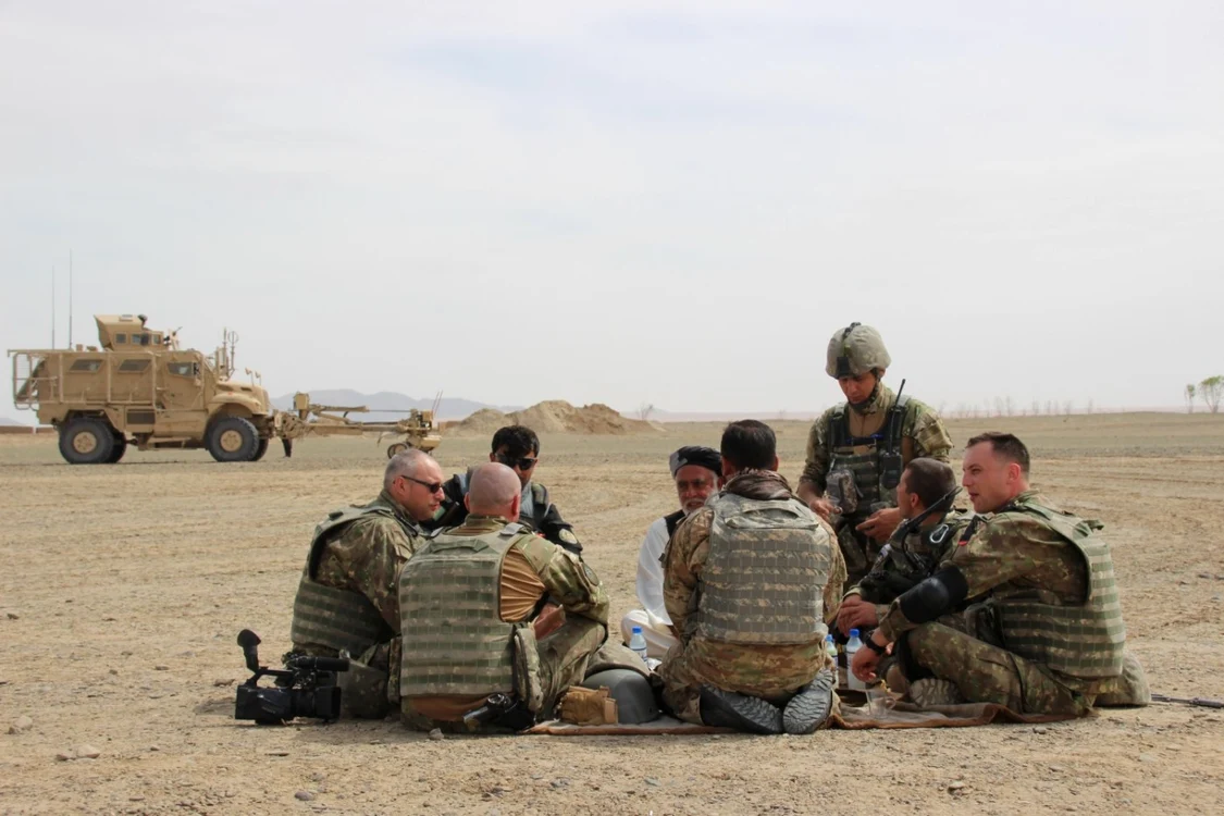 Translatorii afgani au facilitat comunicarea militarilor români cu liderii comunităţilor locale FOTO MApN