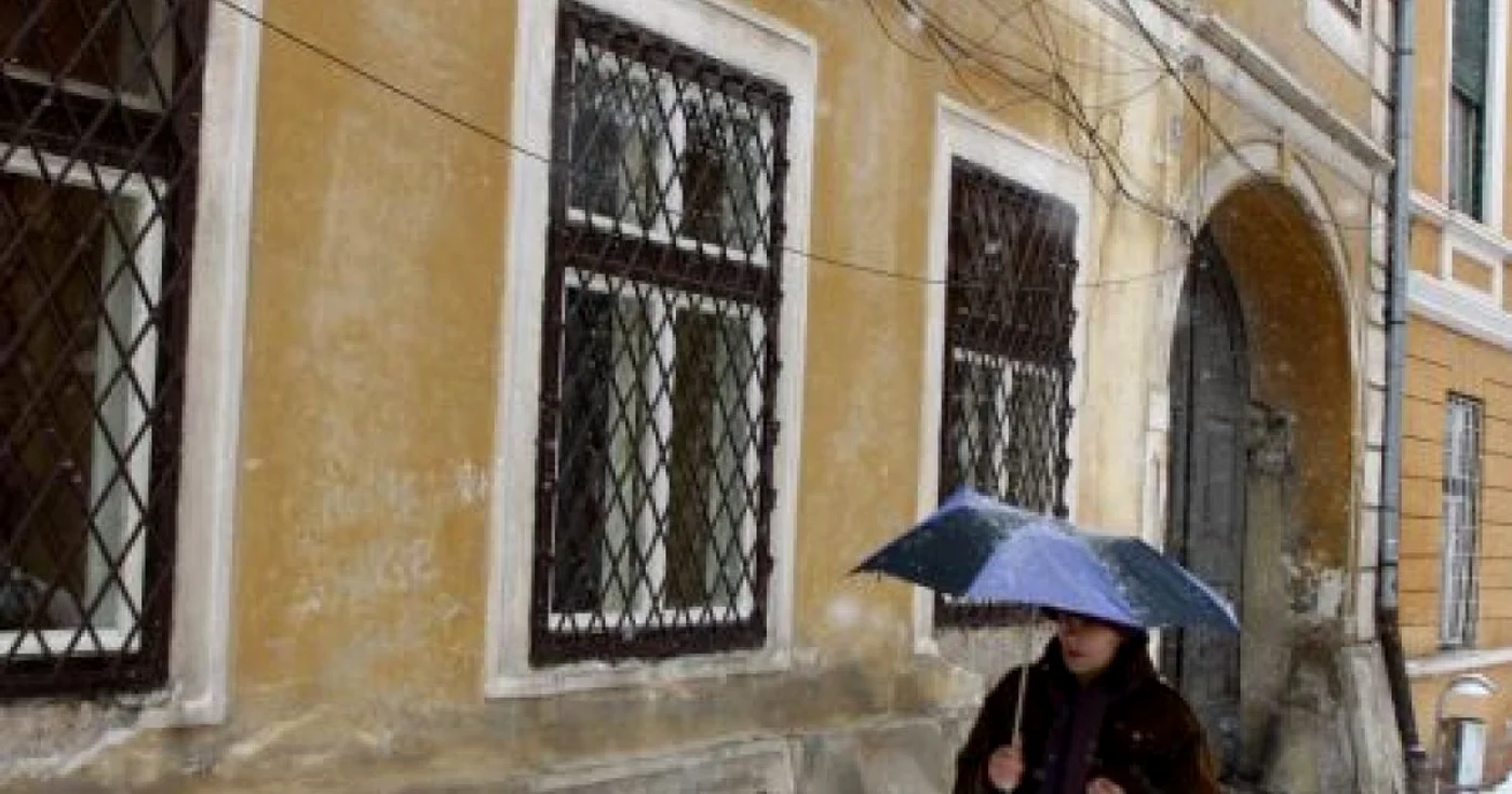 În imobilul din imagine, locuieşte doar unul din sutele de cazuri de sibieni care urmează să fie evacuaţi