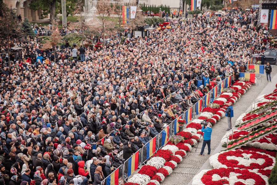 Peste 230.000 de pelerini la Sfânta Parascheva. Coadă de kilometri în noaptea de vineri spre sâmbătă