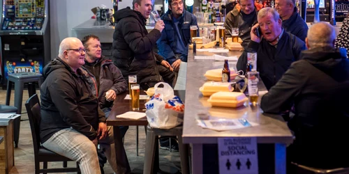 Britanicii au luat cu asalt pub urile locale jpeg