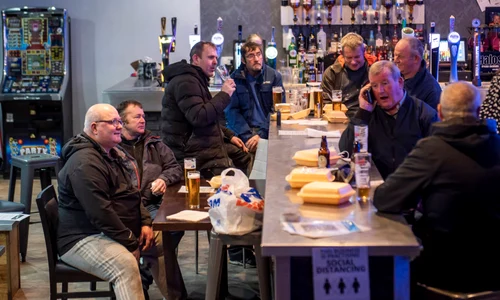 Britanicii au luat cu asalt pub urile locale jpeg