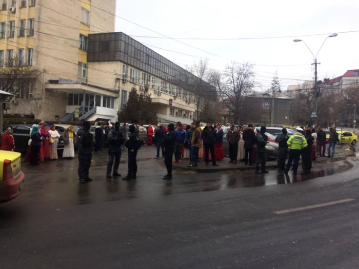 Romii nu au avut acces în curtea spitalului FOTO Iulia Ciuhu