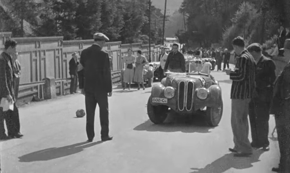 Imagini de colecție. Cum arăta cursa auto de coastă de la Sinaia, din anul 1937, la care a concurat și Regele Mihai I VIDEO