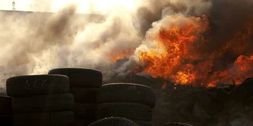 Incendiu la depozitul de anvelope de pe Varianta Constanţei
