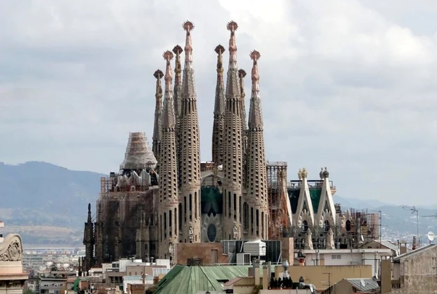 Sagrada Familia va deveni cea mai înaltă biserică creștină din Europa odată cu finalizarea turnului central