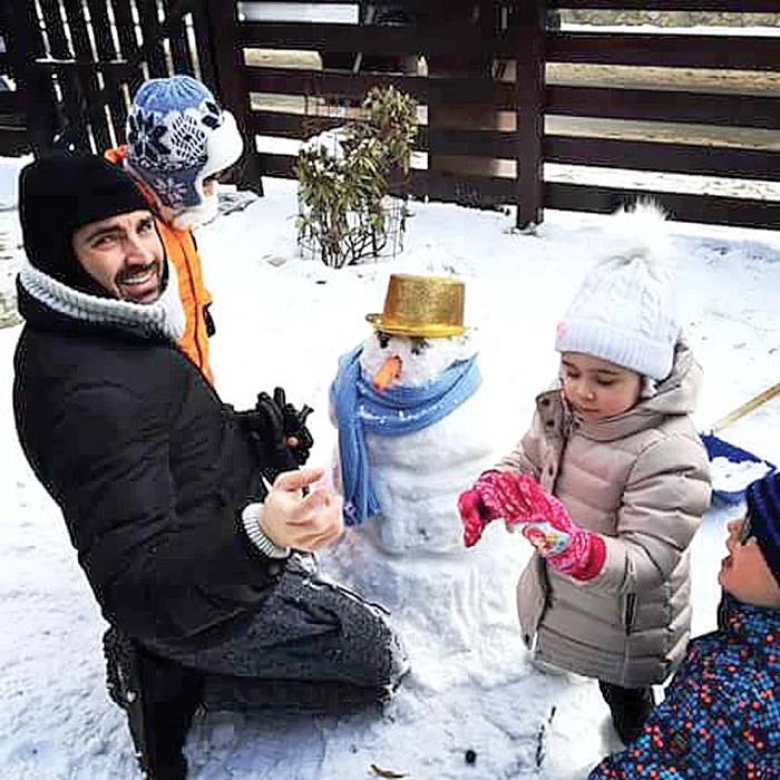 Pepe are un om de  zăpadă tare modern:  cu pălărie aurie  şi fular albastru