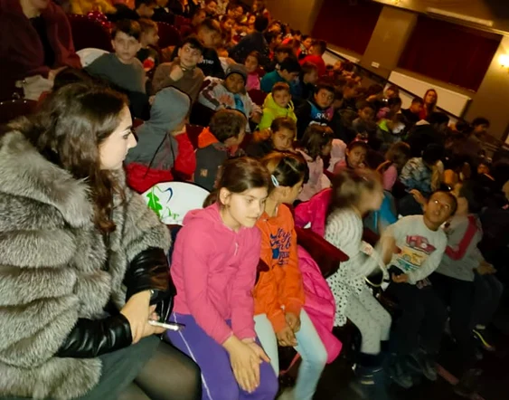 În așteptarea spectacolului de teatru FOTO: Facebook/Mihai Neacșu 