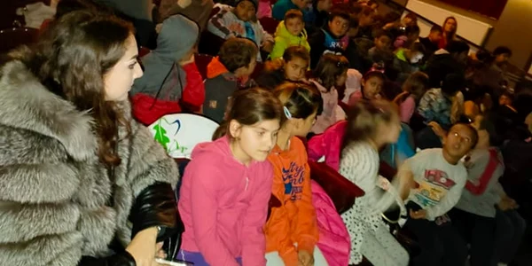 cu copiii la teatru, la timisoara   foto fb mihai neacsu jpg