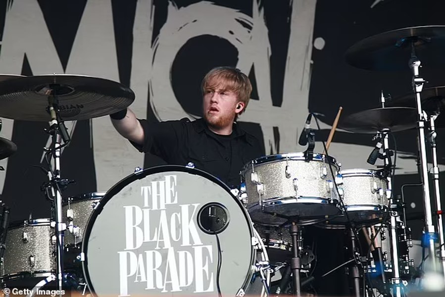 Fostul toboșar al trupei My Chemical Romance a fost găsit mort în propria casă. Artistul avea 44 de ani