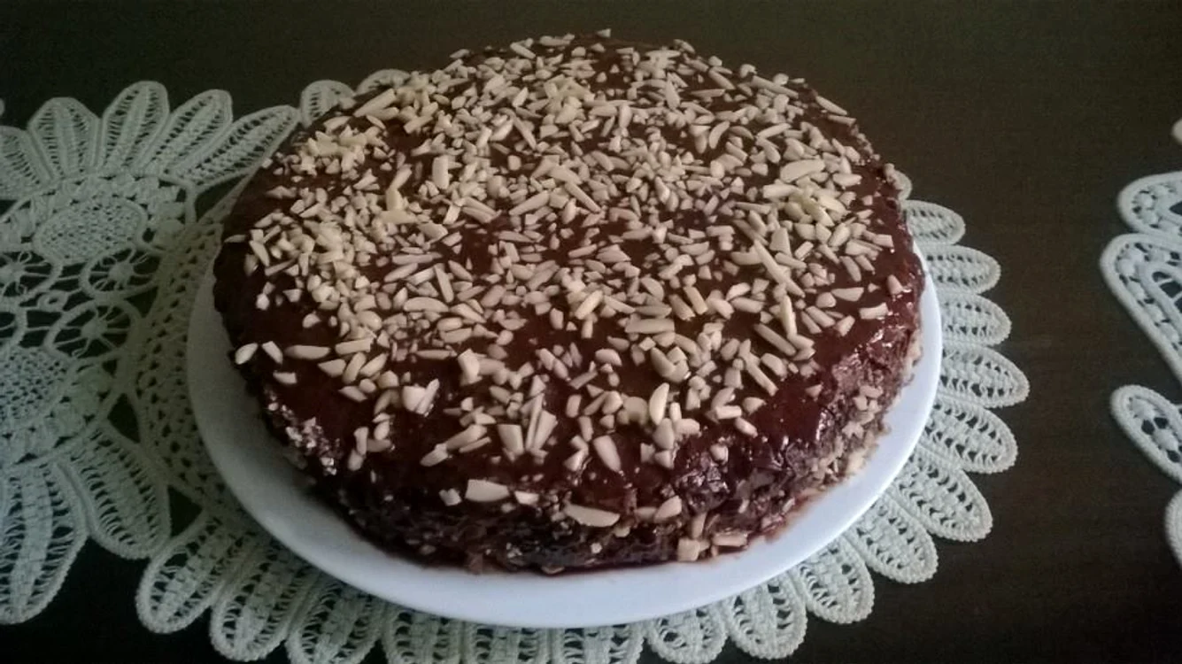 
    Tort cu cremă de ciocolată  