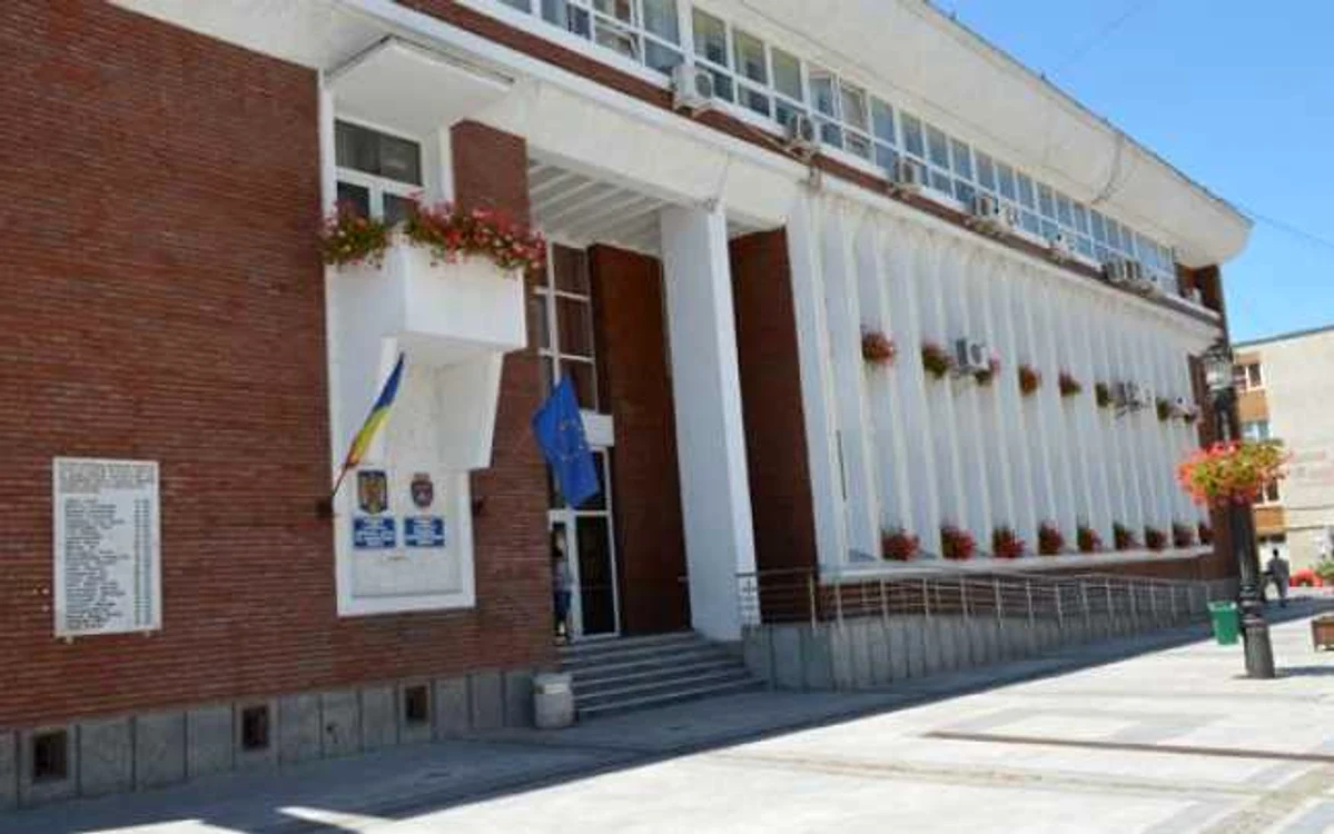 La Primăria Reşiţa mai mult de o treime din angajaţi vor fi concediaţi