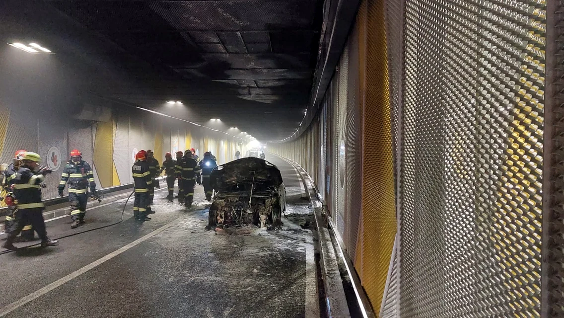 Mașina care a luat foc în pasajul Unirii Foto ISU B-If