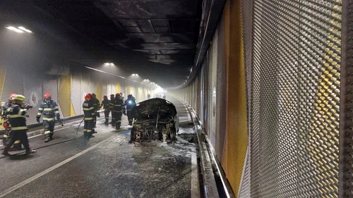 Pompierii au stins în final mașina incendiată în Pasajul Unirii