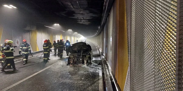 Mașina care a luat foc în pasajul Unirii Foto ISU B-If