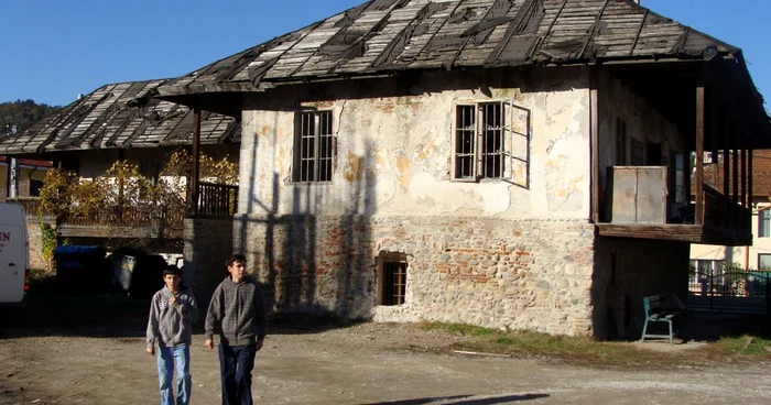 Clădirea monument din curtea Seminarului Teologic riscă să se prăbuşească