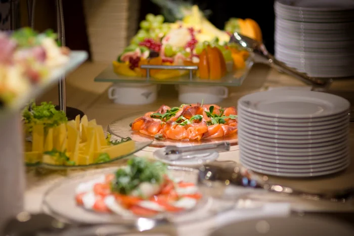 Este permis să pleci cu mâncarea de la restaurantul hotelului în cameră?/ sursa pexels