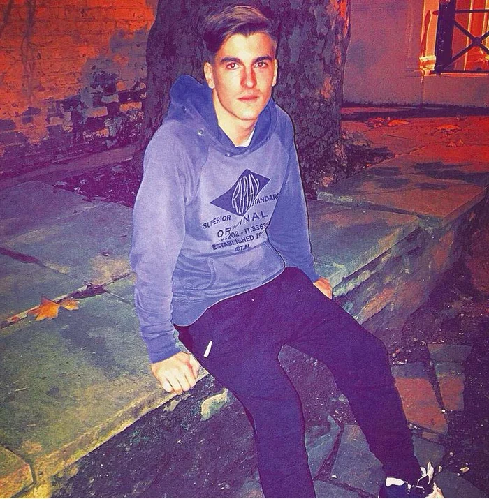 2020. Acum e bun  de fotomodel 