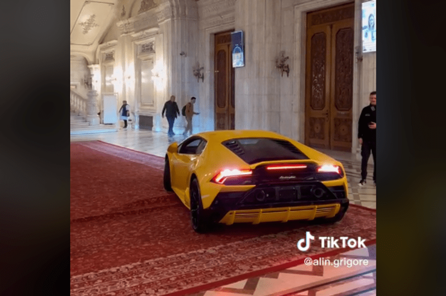 Imagini virale. Cum a ajuns un Lamborghini pe holurile Parlamentului României VIDEO
