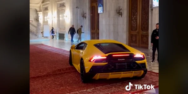 un Lamborghini, pe holurile Parlamentului României1 png