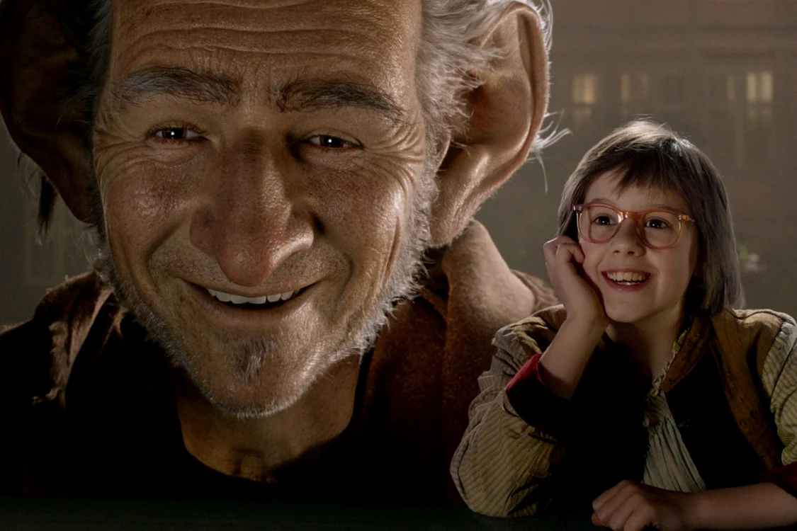 Momentul în care perspectiva celor doi devine
egală: fetiţa, Sophie (11
ani, Ruby Barnhill) şi adultul/„uriaşul“, M.U.P. (oscarizatul Mark Rylance)