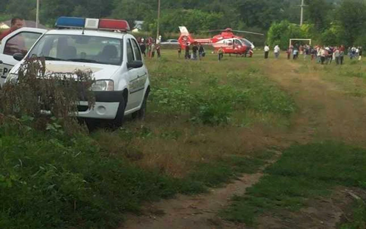 Tot satul s-a adunat la locul unde medicii încercau să resusciteze copila FOTO Sabina Ghiorghe