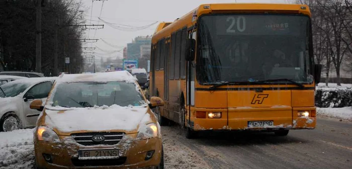 Autoturismele lăsate acasă vor aglomera transportul public. Foto: Adevărul