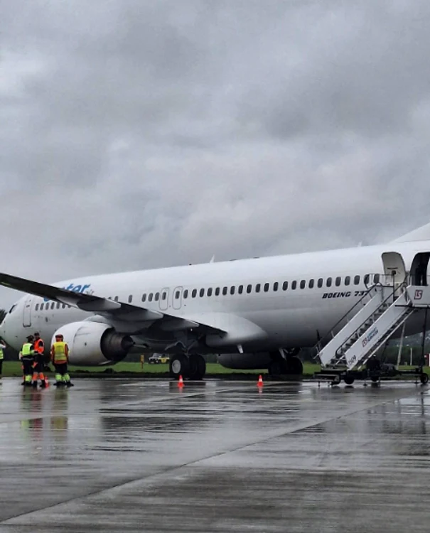  În timpul aterizării, aeronava s-a oprit pe o zonă cu iarbă, lângă pista de rulare. FOTO: Twitter