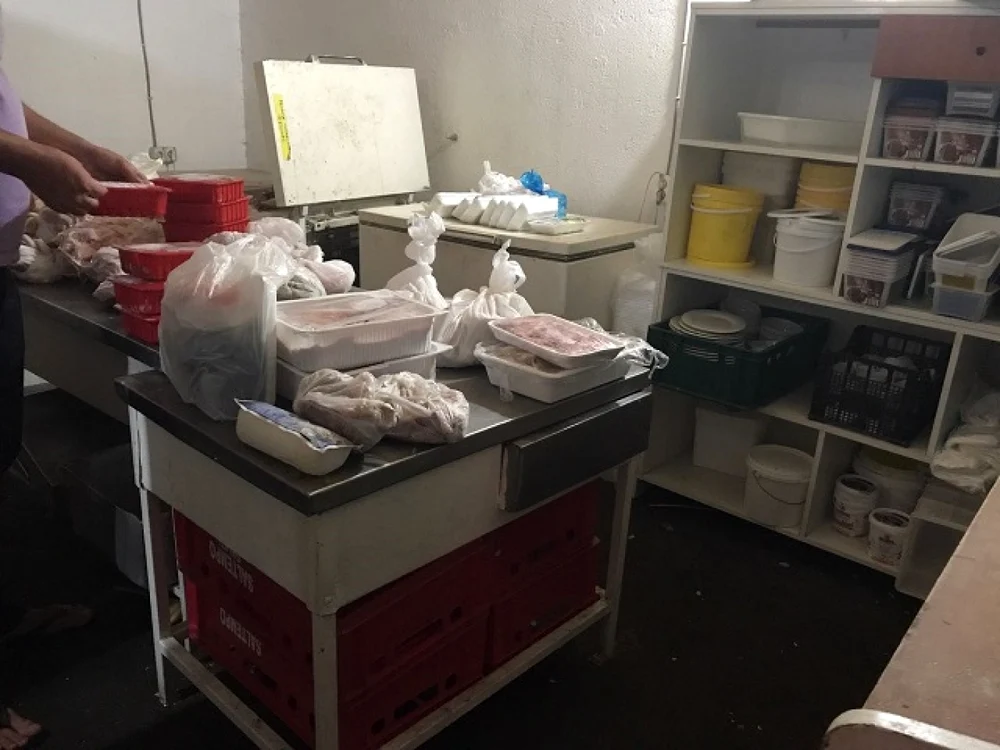 Carne expirată vândută de comercianţi în Satul de Vacanţă  FOTO ANPC