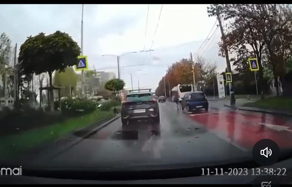 Adolescentă de 15 ani lovită de mașină și abandonată, ignorată de ceilalți șoferi VIDEO
