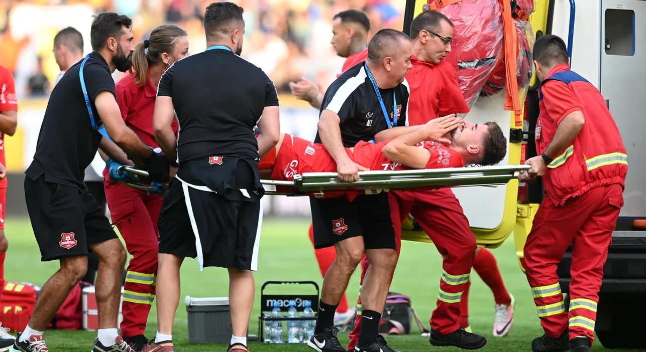 Dragoș Iancu, luat cu salvarea după accidentarea groaznică de la Ploiești. Foto Sportpictures