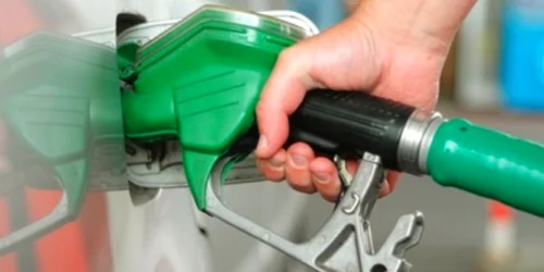 Două companii au redus preţurile la benzină, în acelaşi timp