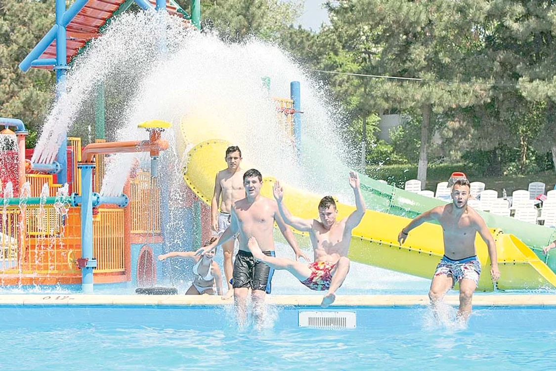 Şi-au umplut coşurile cu mâncare şi băutură (Fotografii: Dorin Constanda )