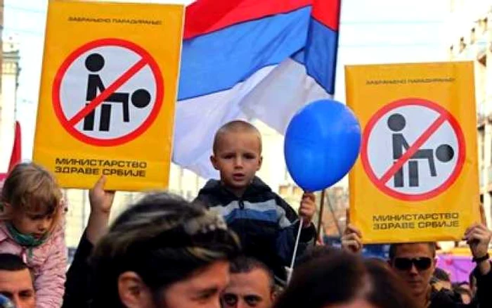 Ciocniri violente între poliţie şi manifestanţii anti-gay, la Belgrad